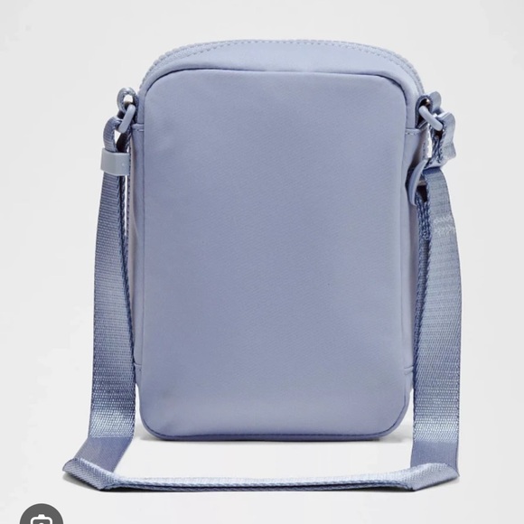 NWT Lululemon Easy Access Crossbody - Picture 2 of 3